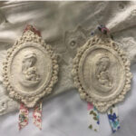 Camafeo de la Virgen en Cerámica Handmade con Lazo