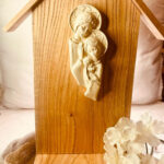 Capilla de Madera con imagen de Sagrada Familia