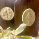 Casitas en Madera con Medallón en Cerámica Handmade