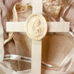 Cruz de Madera con Medalla en Cerámica de Jesus y María