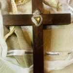 Cruz de Madera con Sagrado Corazón